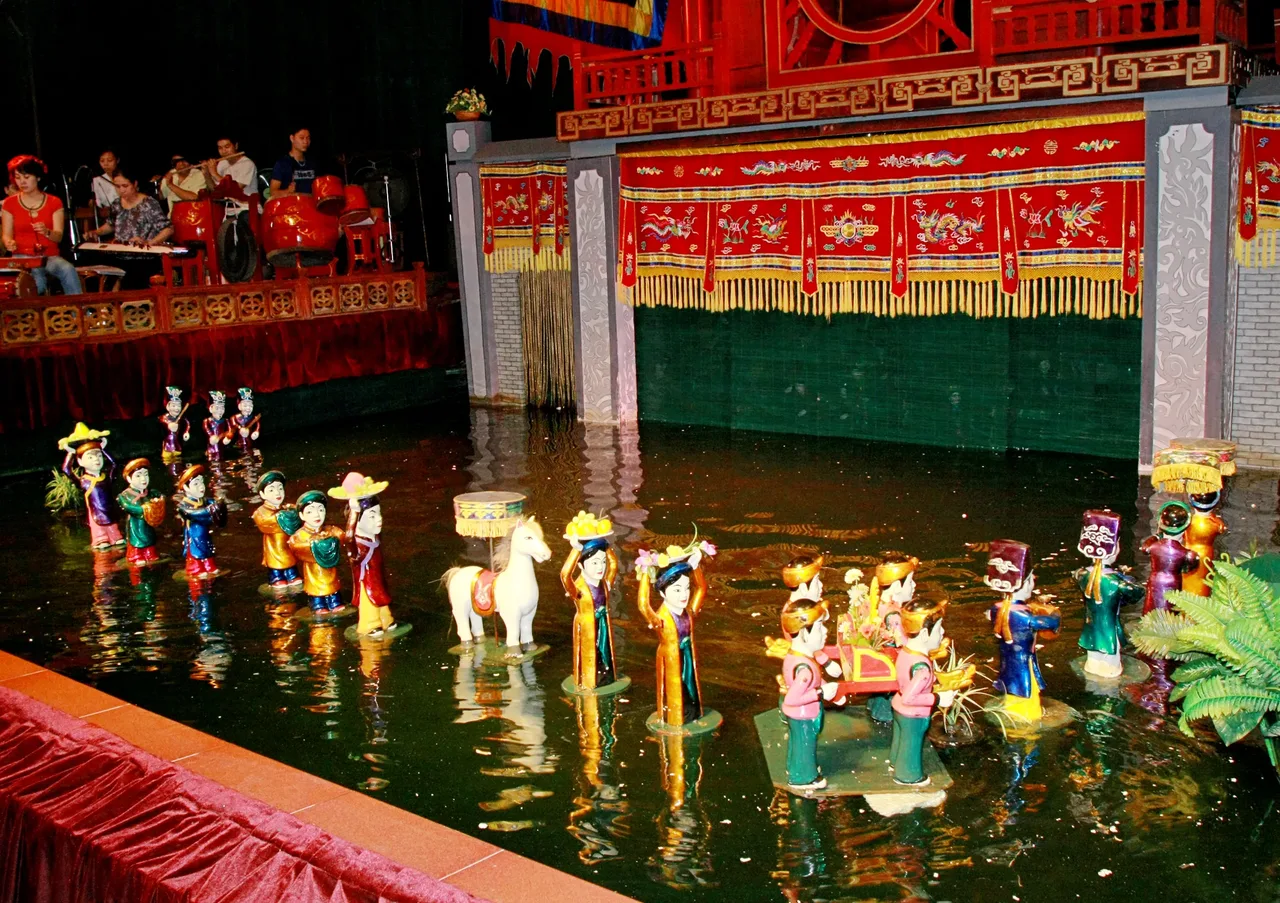 Water Puppet Show & Landmark 81 1