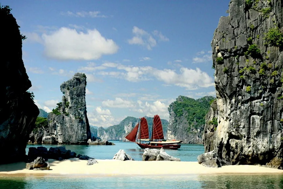 Hanoi – Ninh Binh – Ha Long – Da Nang – Bana Hills – Ho Chi Minh – Phu Quoc 13 Days 12 Nights 1