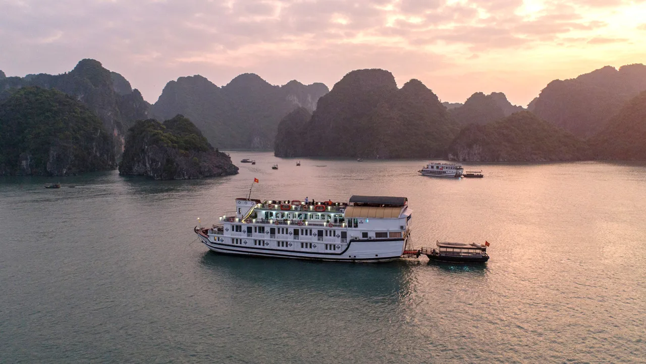 Halong Bay 2D1N Cruise – La Regina Junk – DAY 1: Hanoi – Halong Bay