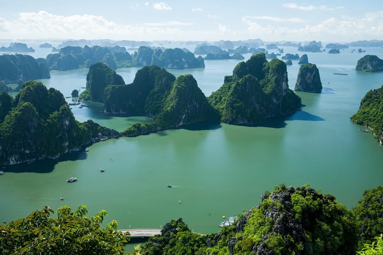 Discover Vietnam from north to south on an unforgettable organized tour.