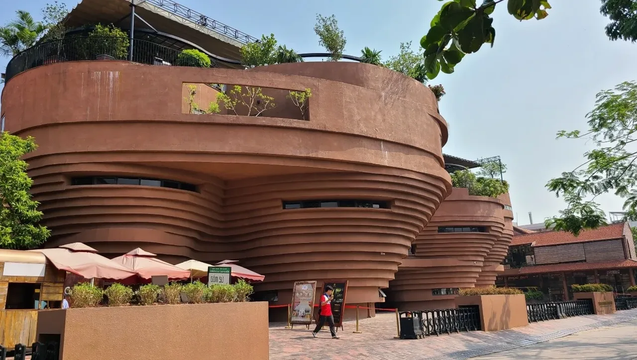 Bát Tràng Pottery Village – An Immersion into Traditional Vietnamese Craftsmanship