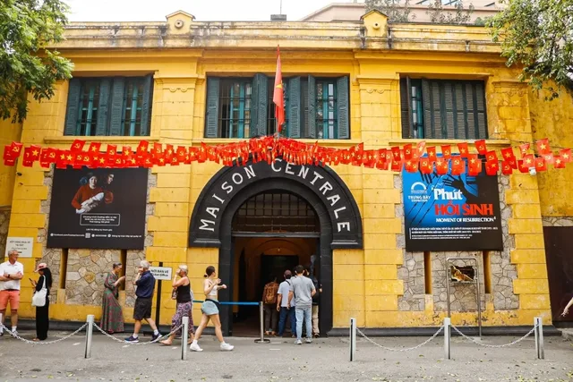 Half-day Hanoi tour: Military Museum & Historical Highlight