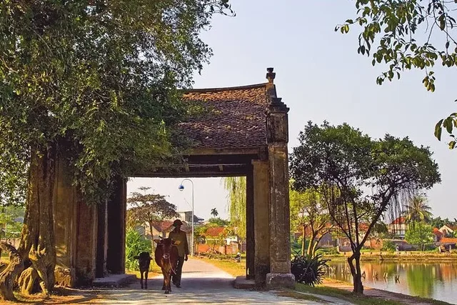 Tour Duong Lam Ancient Village with Train Street Visit