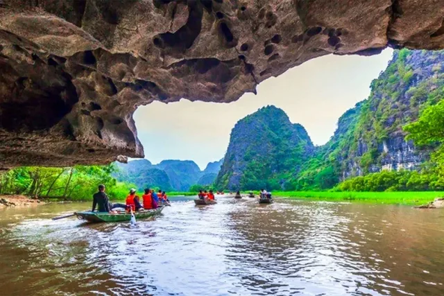 Hanoi - Trang An/Tam Coc - Mua Cave (bus and buffet lunch)