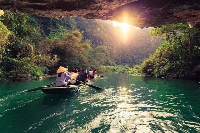 Hanoi - Hoa Lu - Trang An/Tam Coc - Mua cave (Limousine and buffet lunch)