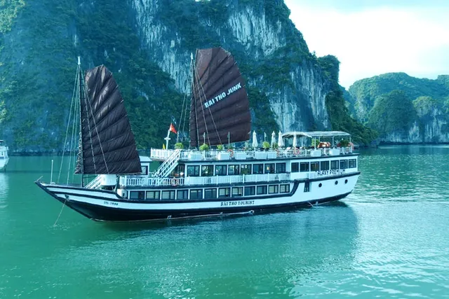 Hanoi Ha Long full day tour (included bus and kayak) Bai Tho Cruise
