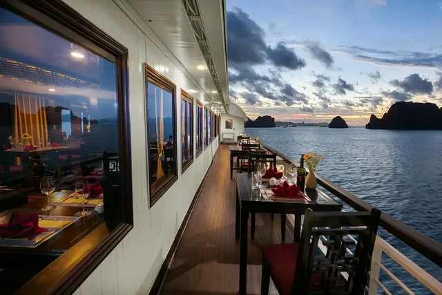 Halong Bay 2D1N Cruise – La Regina Junk