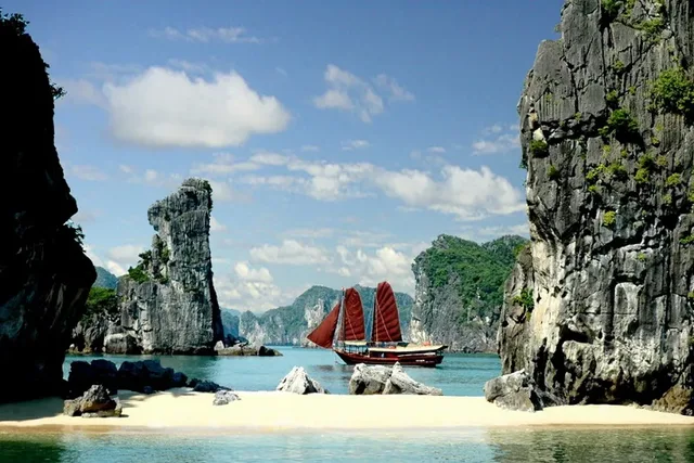 Halong Bay 2D1N Cruise – Swan Junk