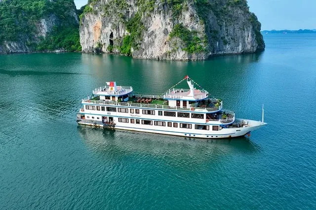 Halong Bay 3D2N Cruise – Swan Junk